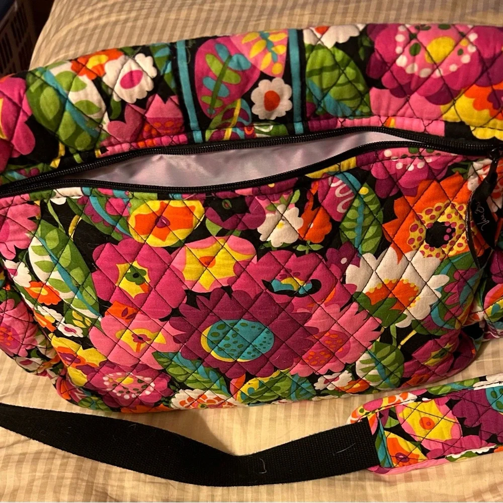 Vera Bradley “va va bloom” floral messenger baby bag large.  Great deal - Picture 4 of 12